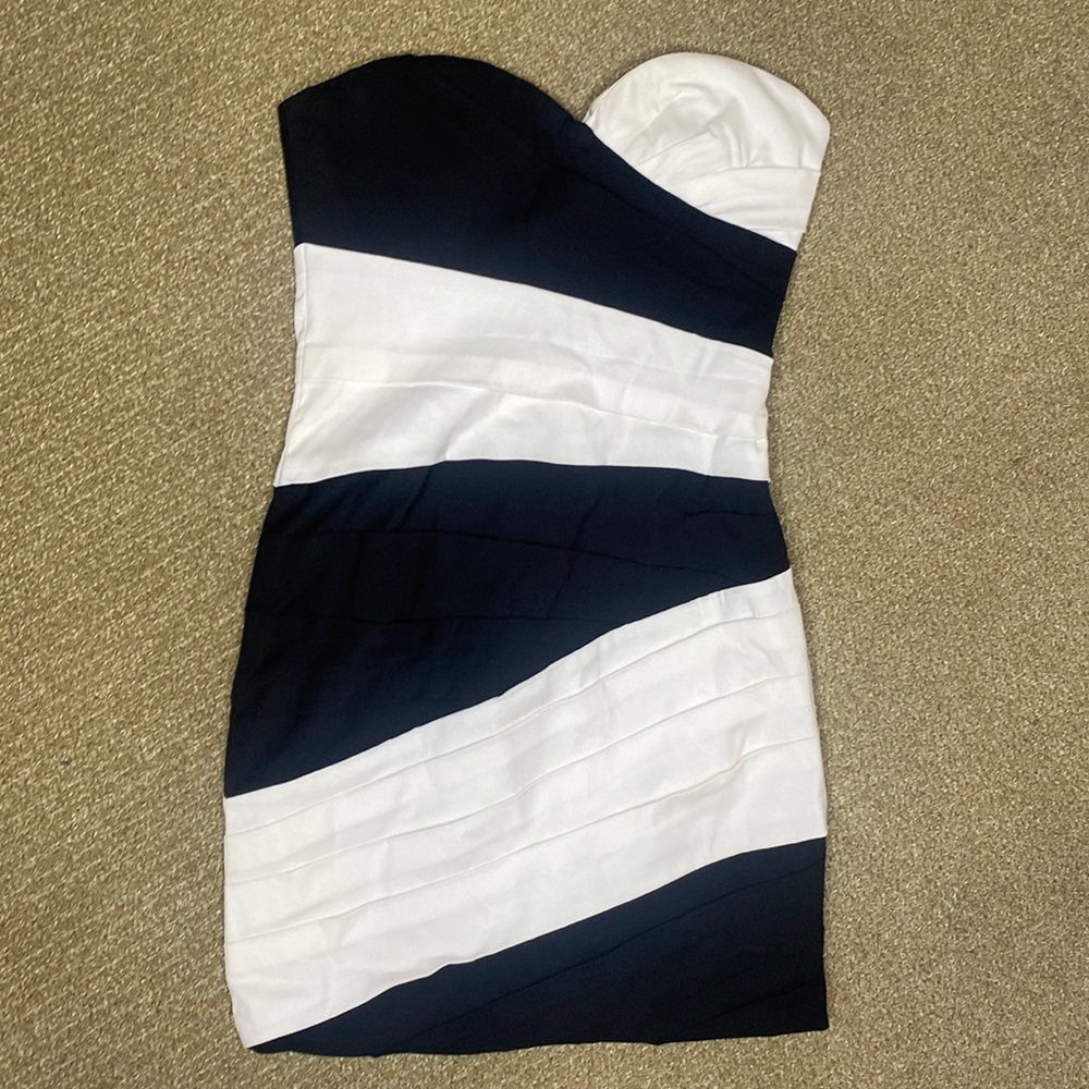 BCBG women’s formal black dress white stripes worn once strapless short size 6 - Picture 3 of 12